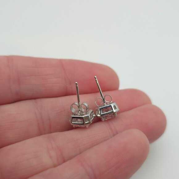 Sterling Silver Well Cut Cubic Zirconia Stud Earrings A267 - Picture 5 of 8
